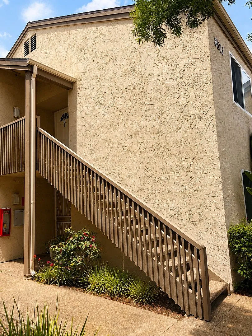 New paint & carpet! 2 bedroom, 2 bath top floor condo in La Jolla! — Photo 1