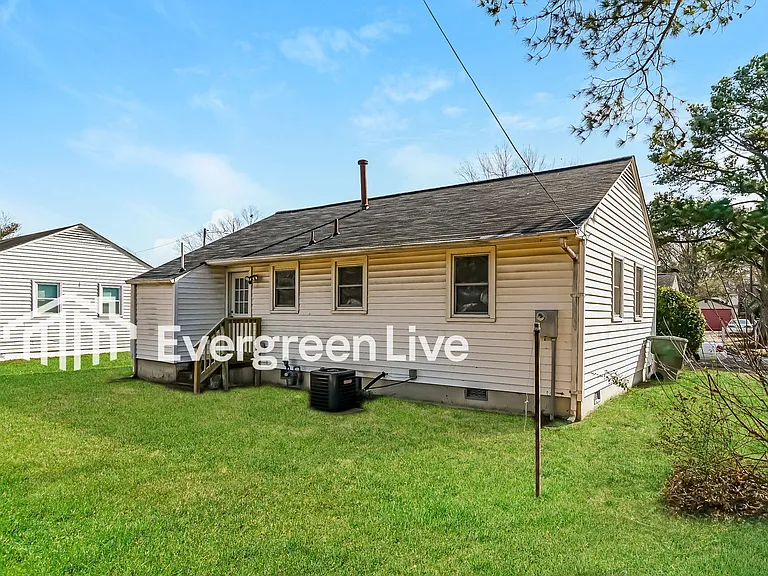 1820 N Lakeland Dr — Photo 15