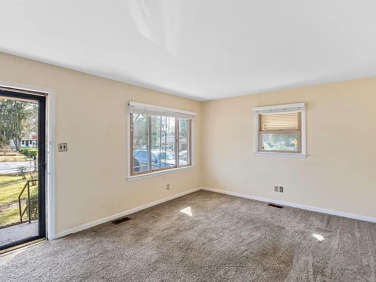 904 Beverly Dr — Photo 4