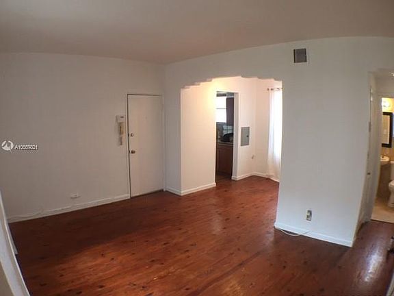 5th image of 1054 Jefferson Ave APT 10