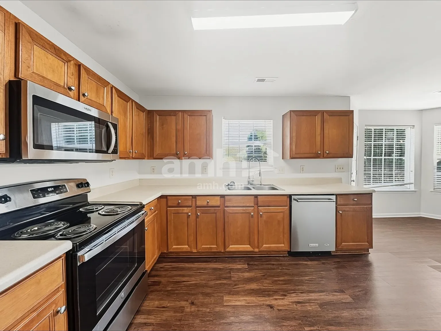 4 bed, 2.5 bath, 2566 sqft, $2,425 — Photo 4