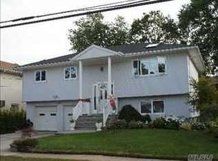 437 Bambrick St, Oceanside, NY 11572