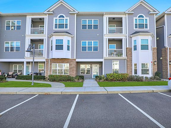 2nd image of 212 Clubhouse Cir #212