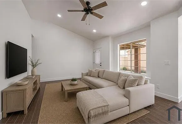 3 bed, 1320 sqft, $2,399 — Photo 3
