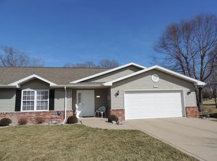 2710 Village Ct, Pekin, IL 61554