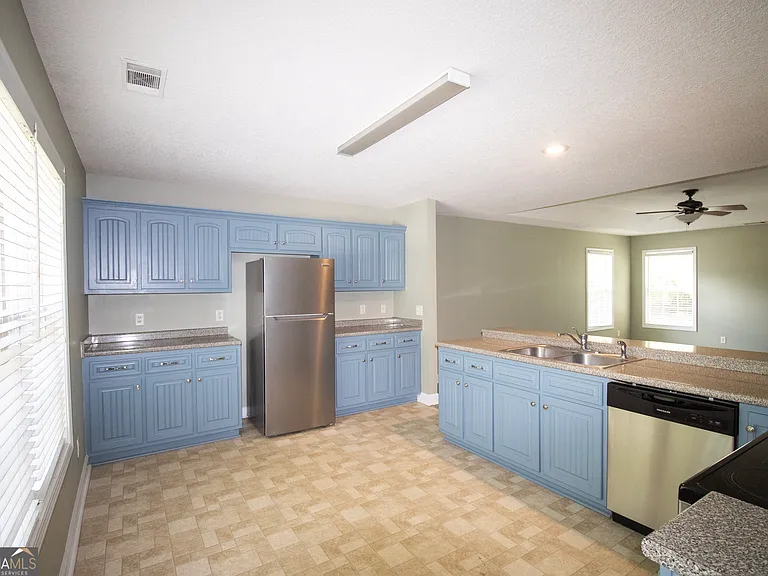 305 Sterling Ct — Photo 2