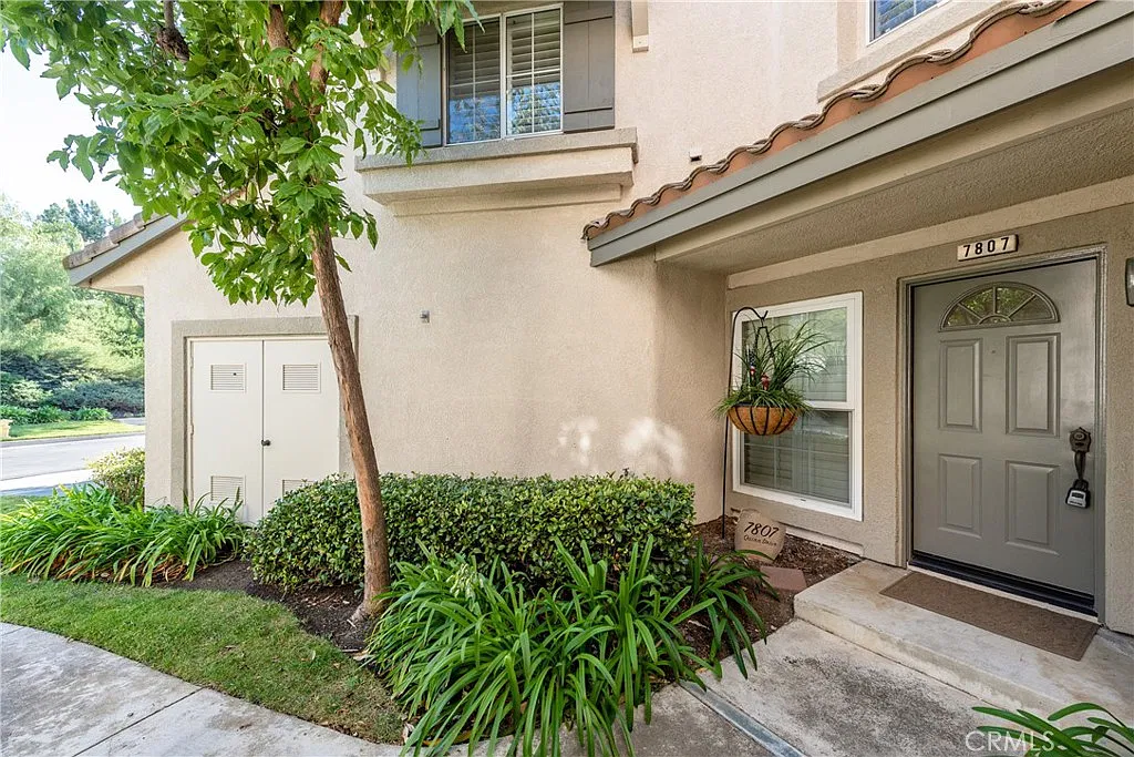 3 bed, 2.5 bath, 1590 sqft, $4,200 — Photo 3