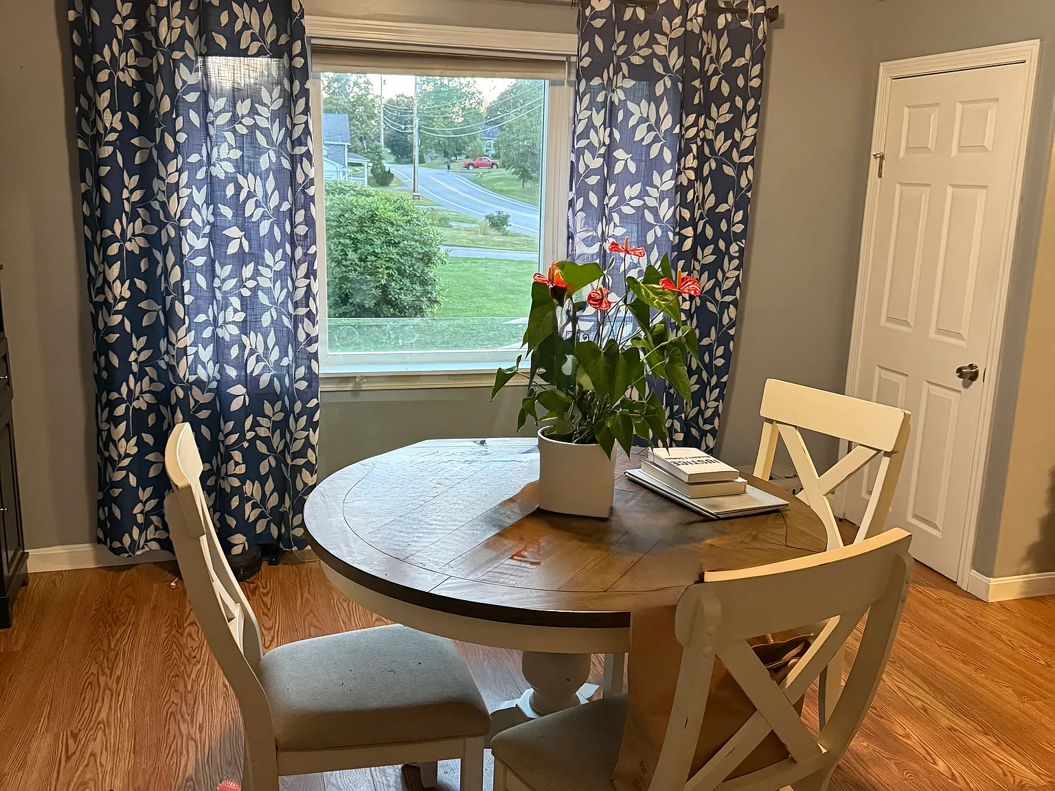 3 bed, 1.5 bath, 1313 sqft, $2,300 — Photo 2