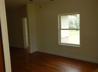 412 Bowman Ave, Devine, TX 78016