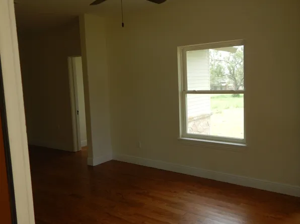 412 Bowman Ave, Devine, TX 78016