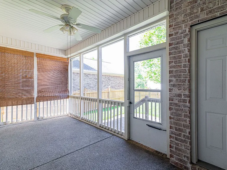 412 Meadowcrest Cir — Photo 16