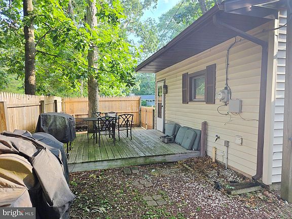 4th image of 329 Evergreen Rd