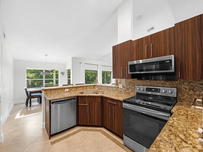 13064 Meadowbreeze Dr — Photo 7