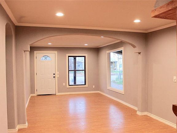 4th image of 407 W 4th St