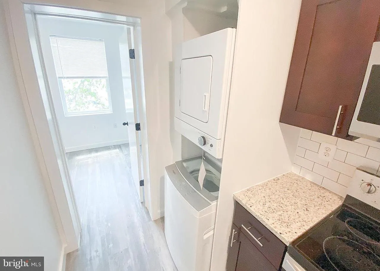 3 bed, 950 sqft, $2,300 — Photo 4