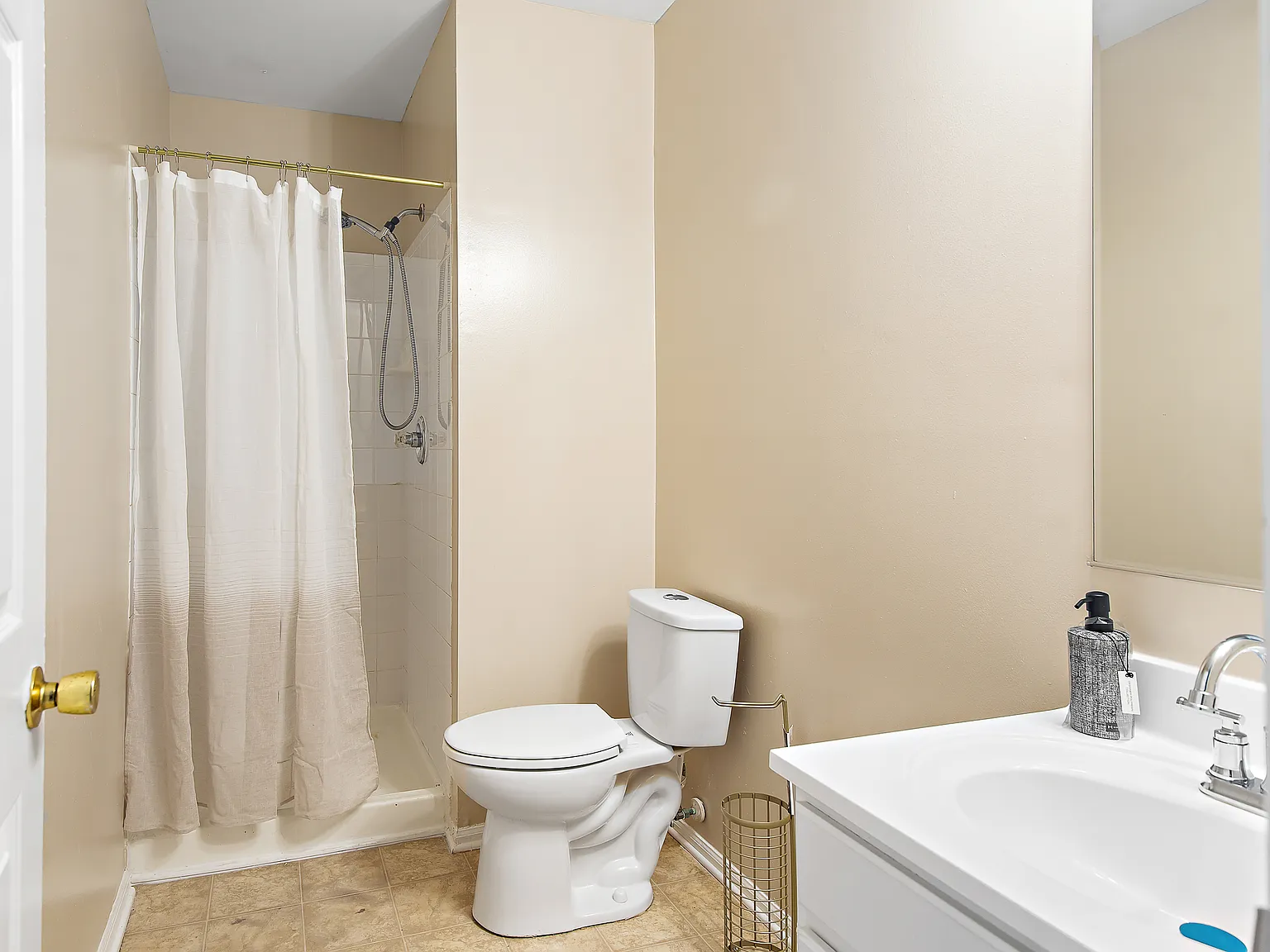5 bed, 3.5 bath, 2100 sqft, $2,800 — Photo 4
