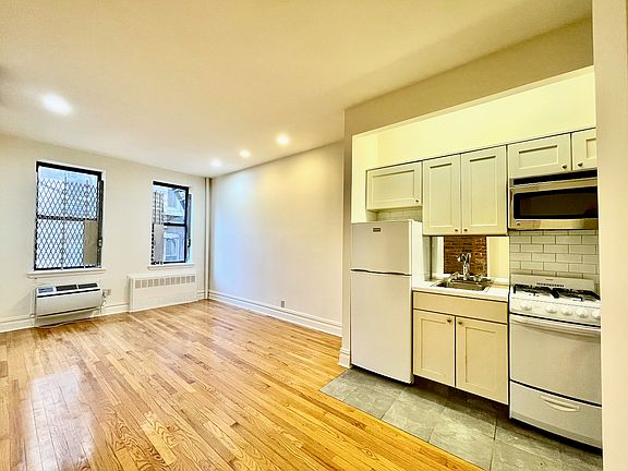 3rd image of 326 E 34th St APT D3