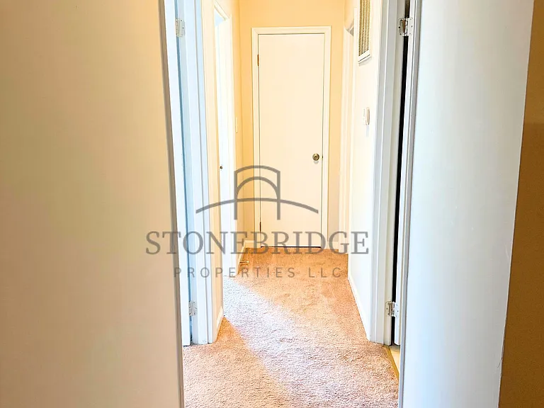 302 Hillsboro Ln — Photo 5