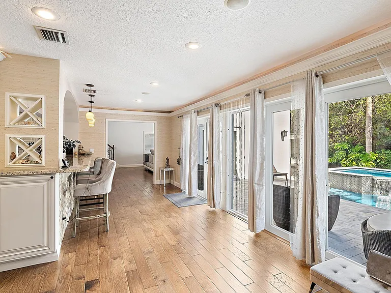 542 N Cypress Dr — Photo 10