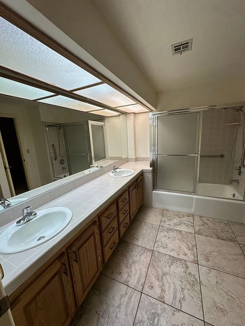 Cozy 2 Bedroom Lower Apartment - Utilities Included — Photo 4