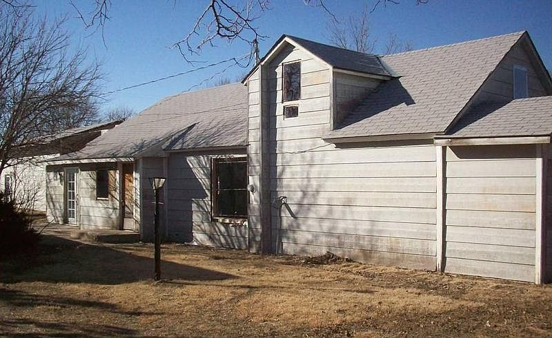 3 bedroom, 1 bath handyman special. Detached gara