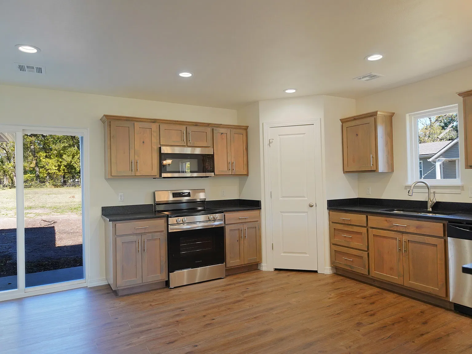 3 bed, 2.0 bath, 1375 sqft, $1,600 — Photo 4