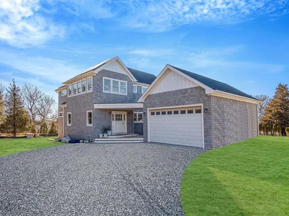 6 Wilson Avenue, Hampton Bays, NY 11946