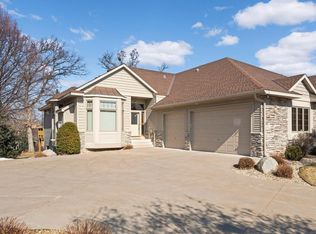 2211 Midland View Ct N, Roseville, MN 55113