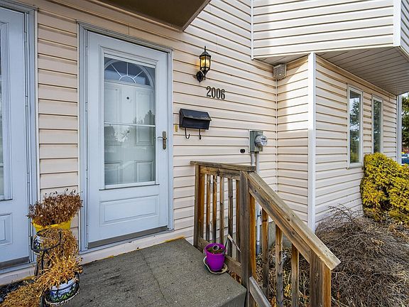 3rd image of 2006 Mill Woods Rd E