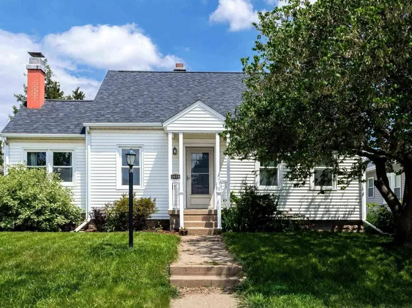 1020 Brown St, Bettendorf, IA 52722