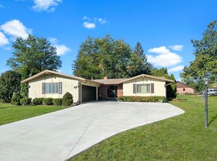 1318 Ridgefield Rd, Freeport, IL 61032