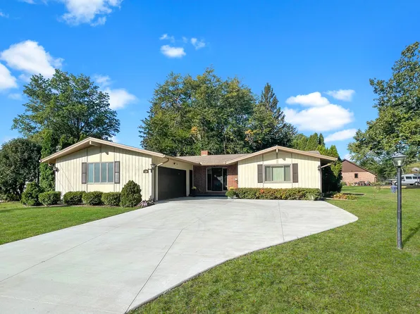 1318 Ridgefield Rd, Freeport, IL 61032