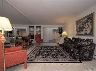 8 Hilltop Dr, Syosset, NY 11791