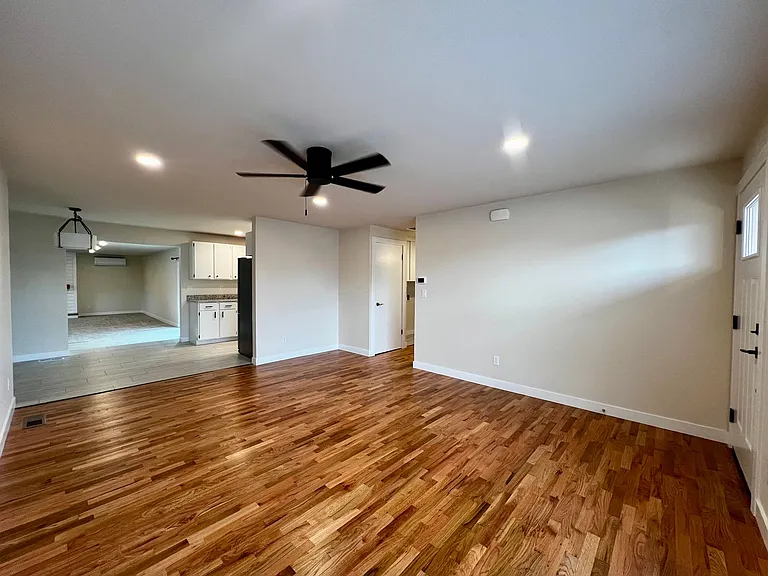 1007 S 50th Ave — Photo 4