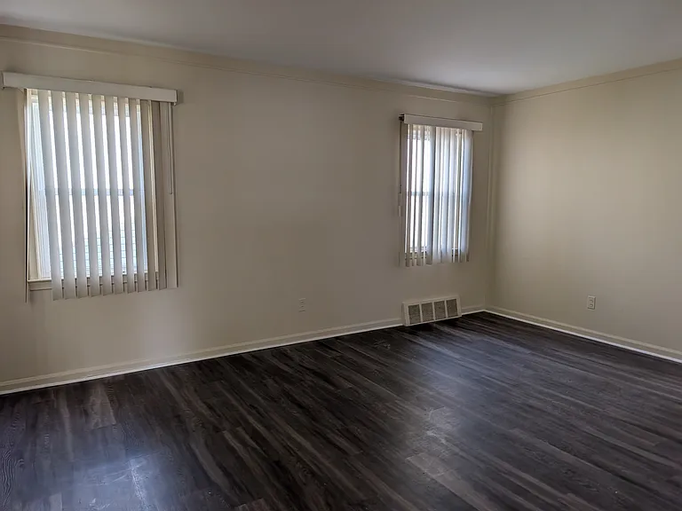 184 W Strathmore Ave — Photo 4