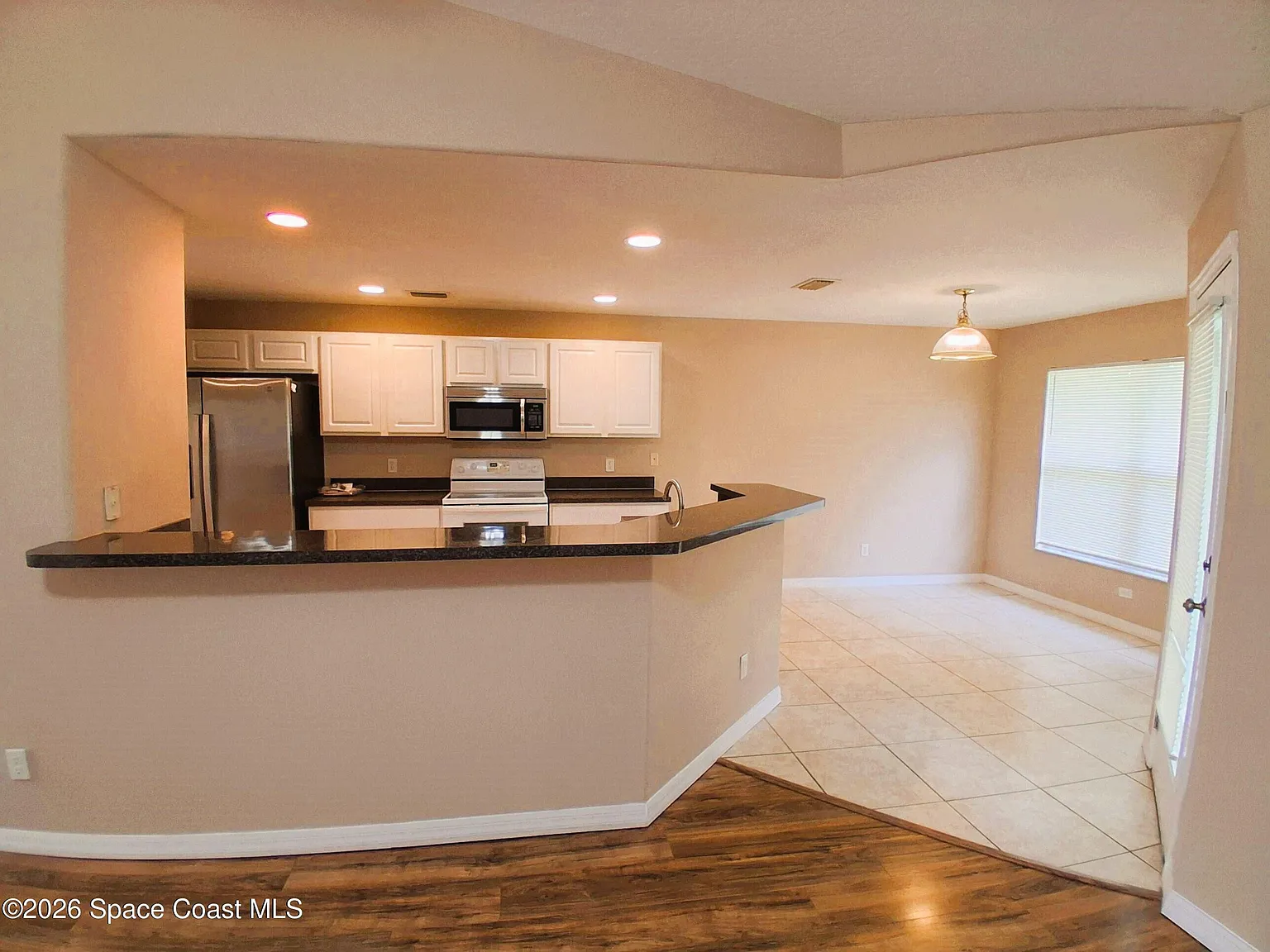 3 bed, 2.0 bath, 1813 sqft, $2,000 — Photo 3