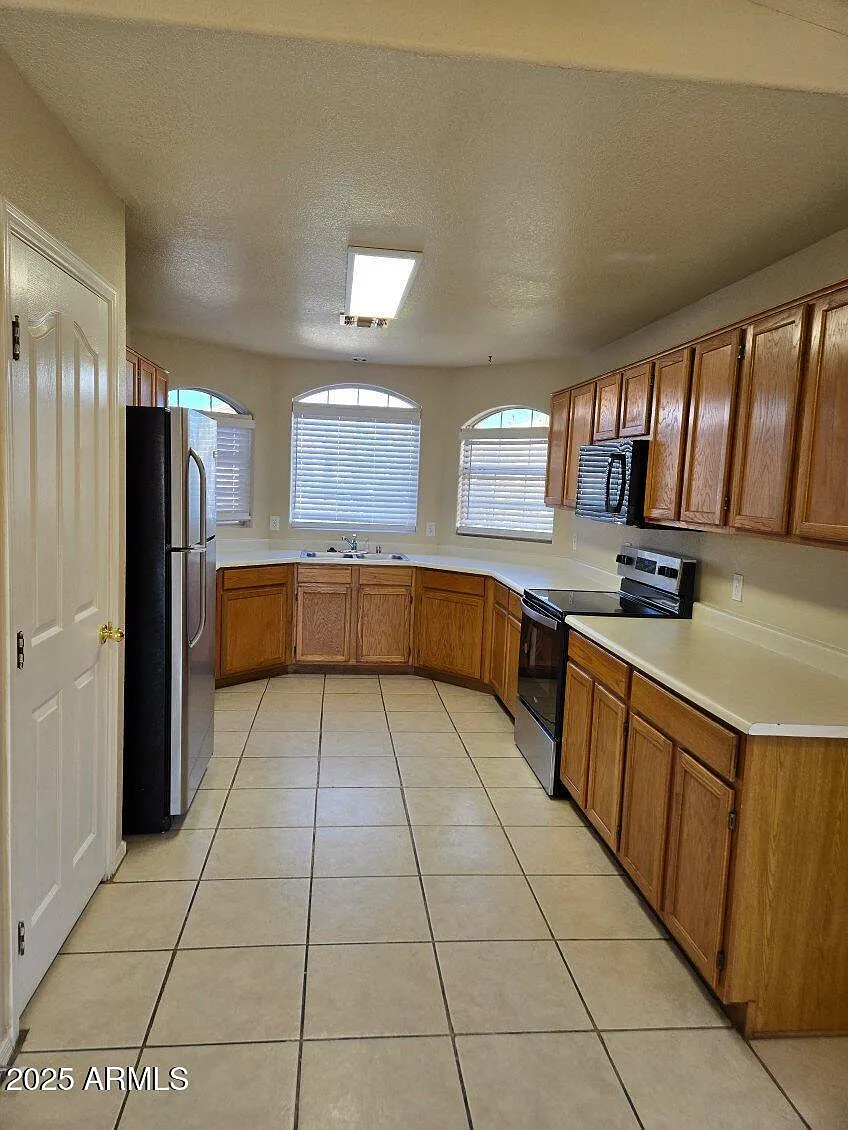 3 bed, 2.0 bath, 1504 sqft, $2,595 — Photo 3