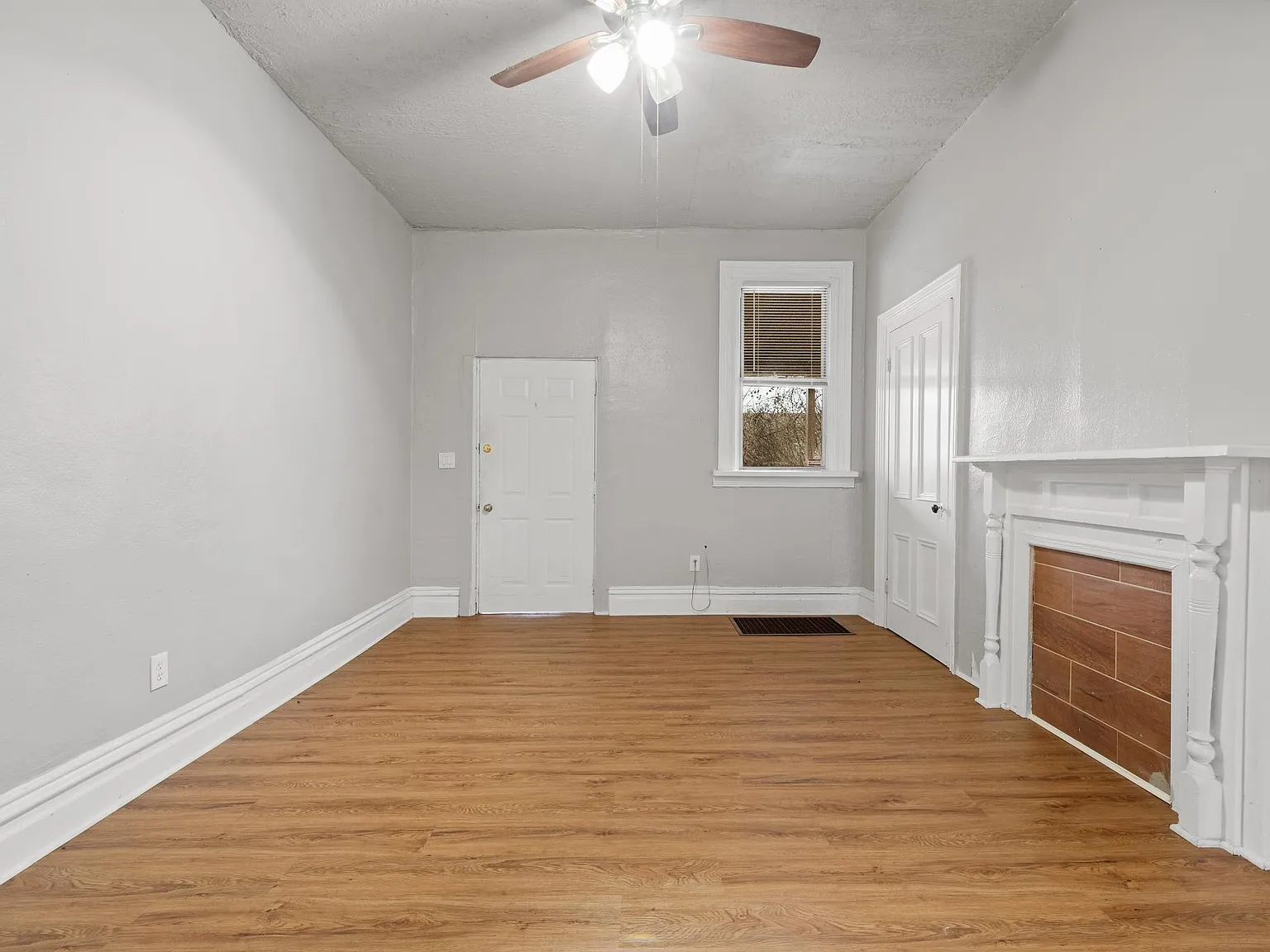 2 bed, 1100 sqft, $1,350 — Photo 2