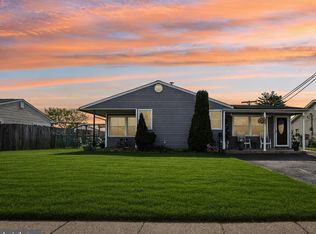 47 Glenwood Ln, Levittown, PA 19055