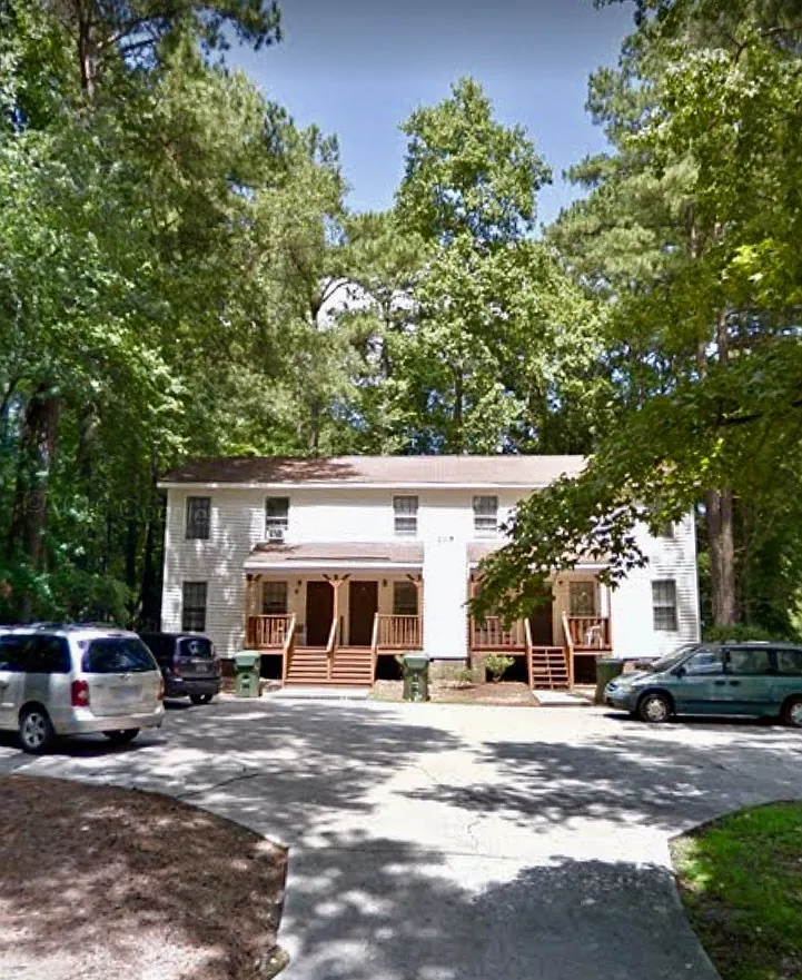 105 E Circle Dr — Photo 1