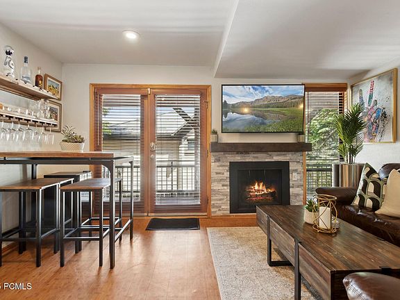 3rd image of 470 Woodside Ave #10