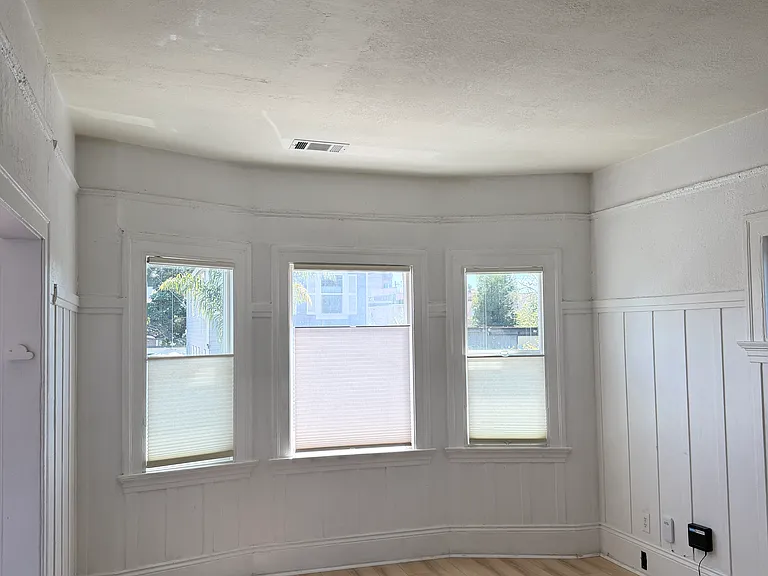 866 Athens Ave — Photo 1