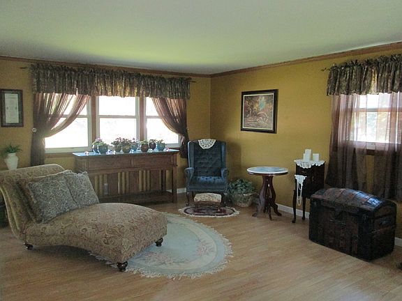 4th image of 7 Ashwood Dr