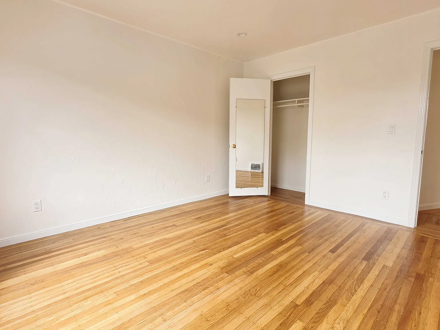 Two Bedroom Apartment w/ Large Office, Modern Kitchen, Garage Parking — Photo 3