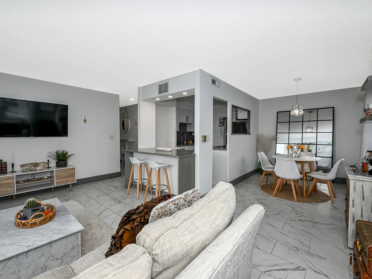 2 bed, 864 sqft, $1,900 — Photo 1