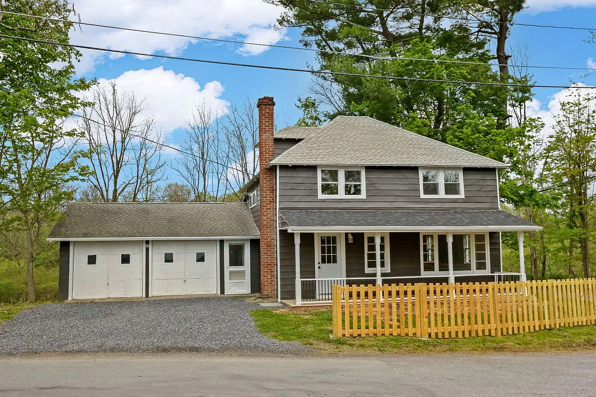 4 bed, 2.0 bath, 2384 sqft, $3,000 — Photo 1