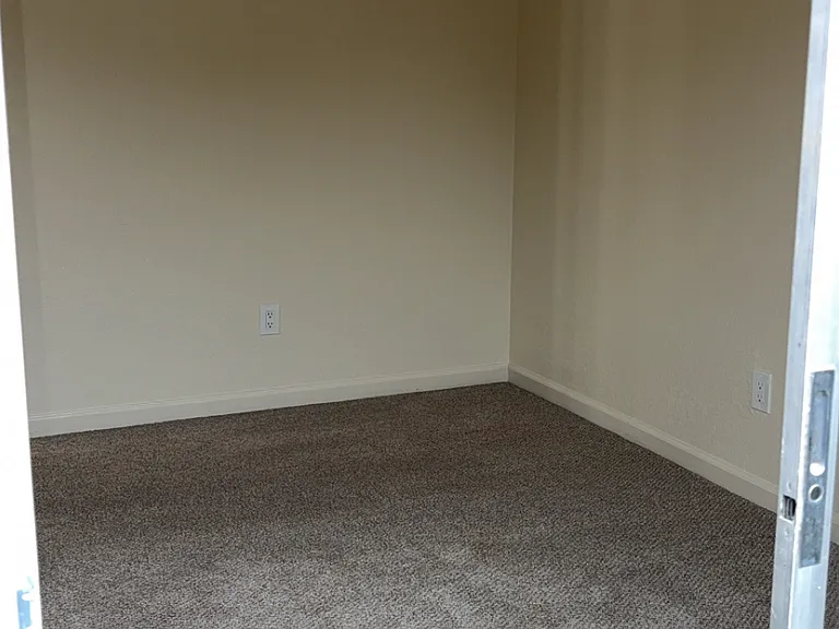 Lincoln Village Apartments — Photo 28