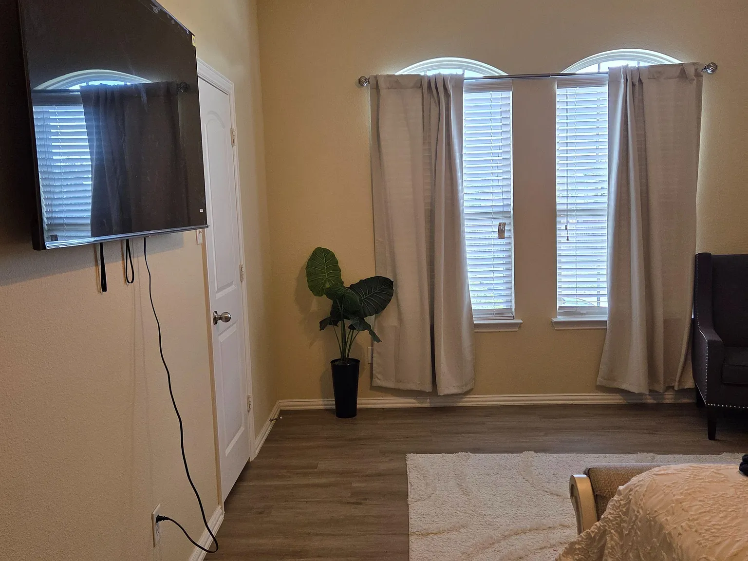 1 bed, 1.0 bath, 2000 sqft, $1,183 — Photo 2