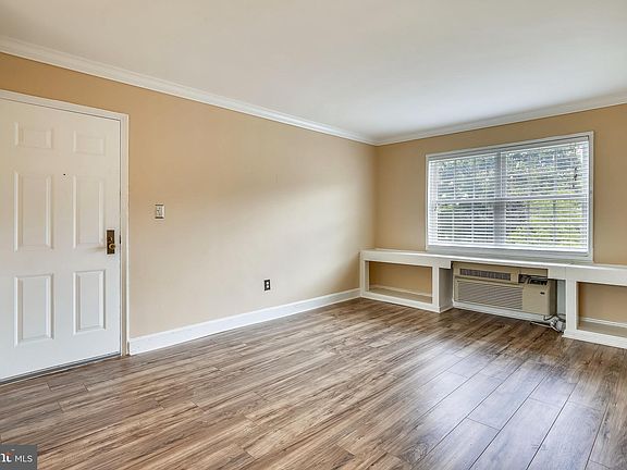 3rd image of 1712 W Abingdon Dr APT 201