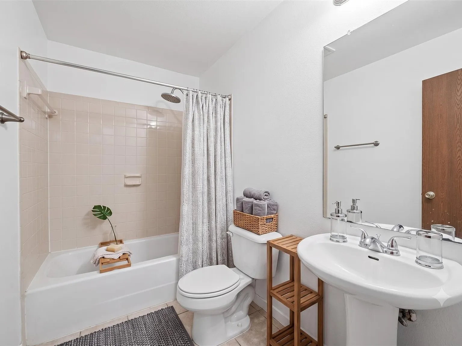 2 bed, 1.0 bath, 2002 sqft, $1,500 — Photo 4